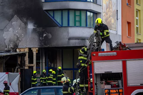 epa11819901 Firefighters and security forces check the scene of the burnt restaurant damaged by a propane-butane cylinder explosion in Most, Czech Republic, 12 January 2025. According to the police, six people died, and another eight people are injured. EPA/MARTIN DIVISEK