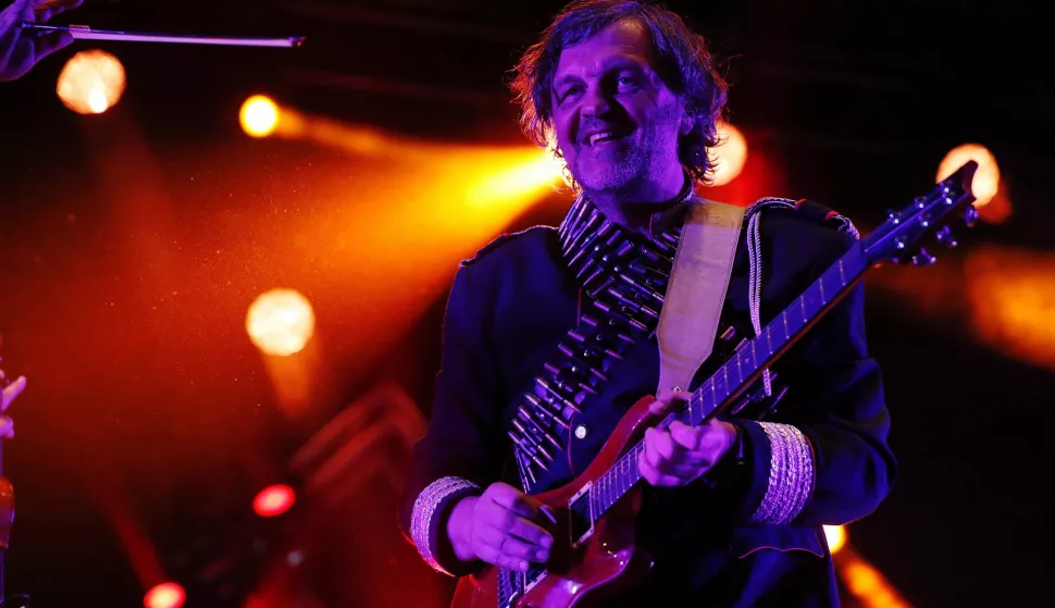 epa06950163 Serbian film director and musician Emir Kusturica performs with his The No Smoking Orchestra as part of the La Paloma Fiestas at Las Vistillas in Madrid, 14 August 2018. EPA/J.P.Gandul