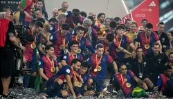 epa11820938 Players of Barcelona celebrate with the trophy after winning the final of the Spanish Super Cup, the Supercopa de Espana, between Real Madrid and FC Barcleona in Jeddah, Saudi Arabia, 12 January 2025. EPA/STR