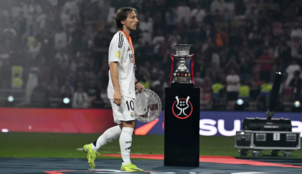 epa11820978 Luka Modric of Real Madrid walks next to the Trophy after losing the final of the Spanish Super Cup, the Supercopa de Espana, between Real Madrid and FC Barcleona in Jeddah, Saudi Arabia, 12 January 2025. EPA/STR