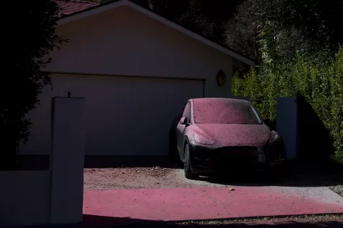 epa11821011 A car is covered in fire retardant in the Pacific Palisades neighborhood in Los Angeles, California, USA, 12 January 2025. Thousands of firefighting and emergency personnel are in involved in response efforts, as multiple wildfires continue to burn across thousands of acres in Southern California, destroying thousands of homes and forcing people to evacuate areas throughout the Los Angeles area. EPA/CAROLINE BREHMAN