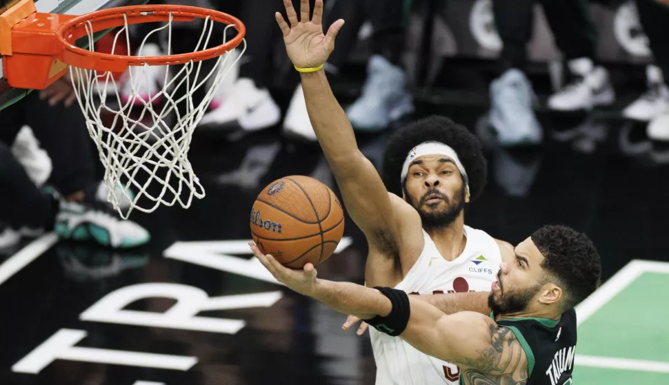 epa11730236 Boston Celtics forward Jayson Tatum drives to the basket past Cleveland Cavaliers center Jarrett Allen during the second half of an NBA Cup tournament game in Boston, Massachusetts, USA, 19 November 2024. EPA/CJ GUNTHER SHUTTERSTOCK OUT