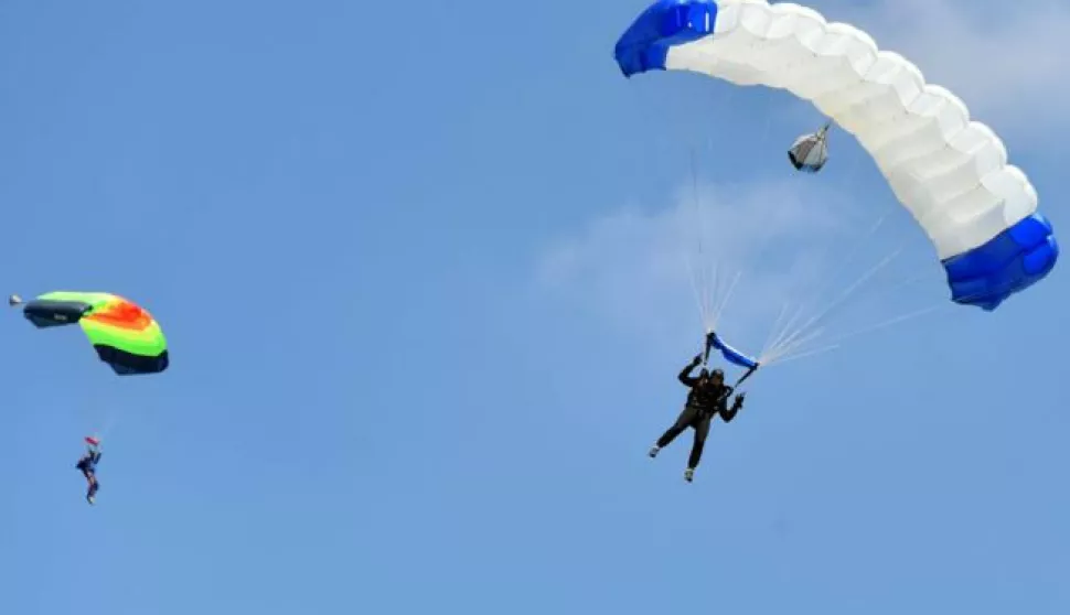 slavonija...vinkovci; aerodrom sopot...25.04.2018.zrakoplovni klub vrabac-vinkovci, aerodrom sopot; iz aviona pilatus pc-9, istovremeno iskocilo 10 padobranskih reprezentatiovaca, kao dio hrvatske padobranske reprezentacije, a doskocili su na aerodrom sopotfoto Gordan Panić