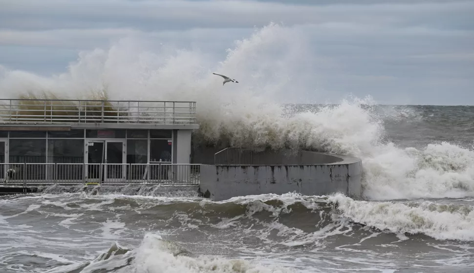 epa11819933 Waves hit the coast during a storm at the Baltic Sea in Kolobrzeg, northwest Poland, 12 January 2025. Strong northwest winds and a storm of 9-10 on the Beaufort scale caused water levels to exceed warning and alert values in all ports. EPA/MARCIN BIELECKI POLAND OUT