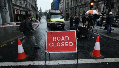 epa05865154 A locked down Whitehall in central London, Britain 23 March 2017. London is waking up following the terror attack that saw 5 people killed and scores seriously injured. Scotland Yard said on 22 March 2017 that police were called to an incident in the Westminister palace grounds and on Westminster Bridge amid reports of at least four people killed, including the attacker, and several other people injured in central London. EPA/ANDY RAIN