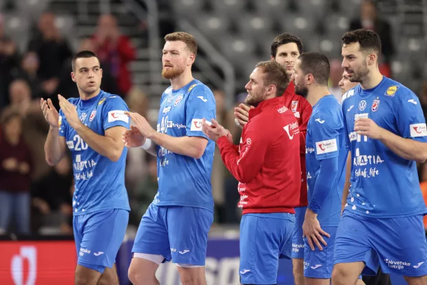Zagreb, 10.01.2025 - Pripremna prijateljska utakmica za Svjetsko rukometno prvenstvo 2025. godine između reprezentacija Hrvatske i Slovenije u Areni Zagreb. Na slici hrvatski igrači Mateo Mara&scaron;, Nikola Grahovac, Ivan Cindrić, Zvonimir Srna slave pobjedu.foto HINA/ Damir SENČAR/ ds