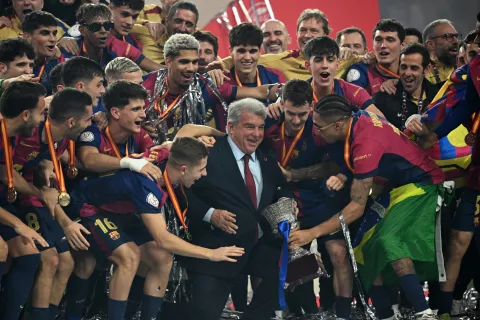 epa11820957 President of Barcelona Joan Laporta (C) and his players celebrate with the trophy after winning the final of the Spanish Super Cup, the Supercopa de Espana, between Real Madrid and FC Barcleona in Jeddah, Saudi Arabia, 12 January 2025. EPA/STR