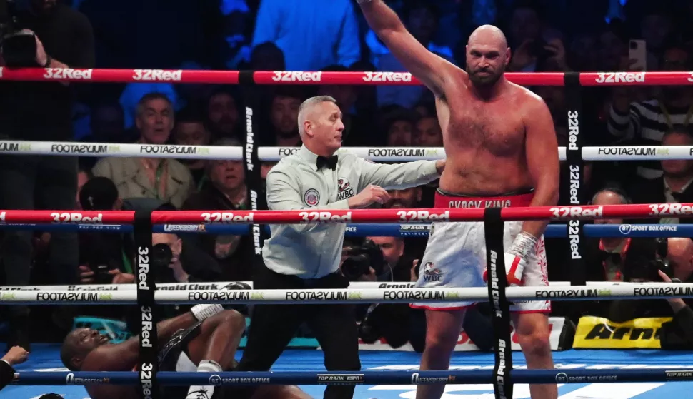 epa09905425 British boxer Tyson Fury (R) reacts after beating British boxer Dillian Whyte (L) in their 12 round WBC heavyweight world championship title f​ight at Wembley Stadium, London, Britain, 23 April 2022. EPA/ANDY RAIN