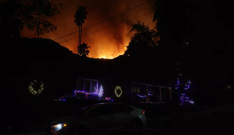 epa11817869 The Palisades wildfire flares up in the Mandeville Canyon area of Los Angeles, California, USA, 10 January 2025. Multiple wildfires continue to burn across thousands of acres in Southern California, destroying thousands of homes and forcing people to evacuate areas throughout the Los Angeles area. According to the California Governor's office, more than 7,500 firefighting and emergency personnel are involved in response efforts. EPA/ALLISON DINNER