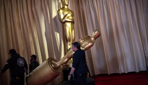 Workers carry an Oscar statue as preparations continue for the 96th Academy Awards in Los Angeles, California, U.S., March 9, 2024. REUTERS/Maye-E Wong Photo: MAYE-E WONG/REUTERS