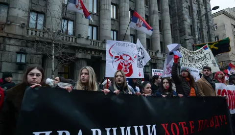 Beograd, 12.01.2025 - Tisu?e ljudi prosvjedovalo je u nedjelju ispred Ustavnog suda u Beogradu na poziv studenata koji ve? tjednima blokaraju fakultete nakon pada nadstre?nicde na ?eljezni?kom kolodvoru u Novom Sadu, zahtjevaju?i utvr?ivanje kaznene i politi?ke odgovornosti za tu nesre?u kojoj je poginulo 15, a te?ko ozlije?eno dvoje ljudi. foto HINA/ FoNet/ Milica Vu?kovi?/ ik