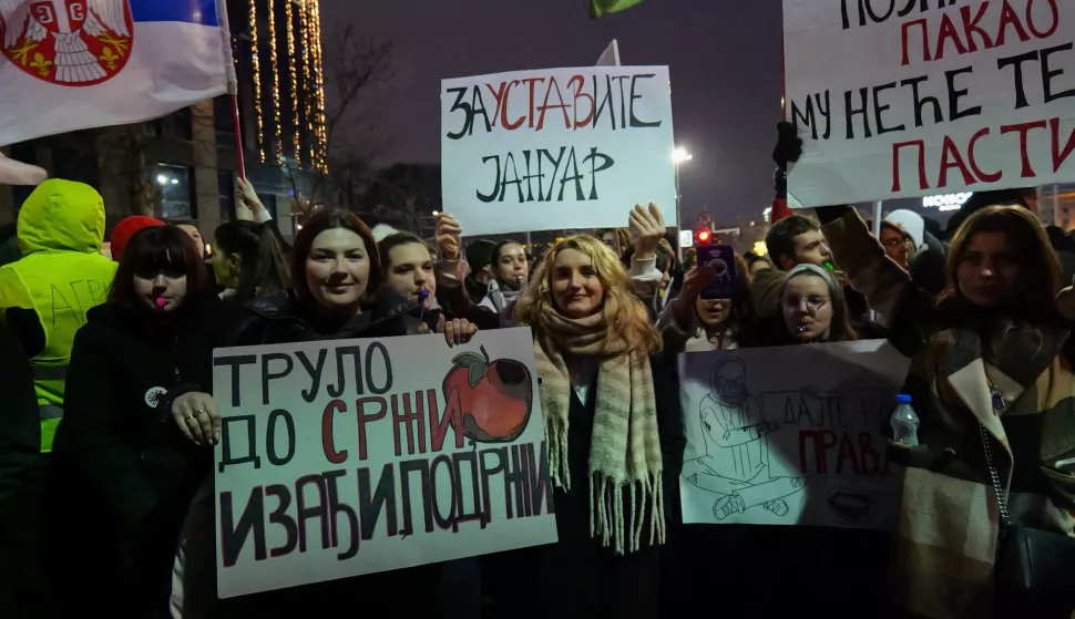 Beograd, 12.01.2025 - Tisu?e ljudi prosvjedovalo je u nedjelju ispred Ustavnog suda u Beogradu na poziv studenata koji ve? tjednima blokaraju fakultete nakon pada nadstre?nicde na ?eljezni?kom kolodvoru u Novom Sadu, zahtjevaju?i utvr?ivanje kaznene i politi?ke odgovornosti za tu nesre?u kojoj je poginulo 15, a te?ko ozlije?eno dvoje ljudi. foto HINA/ FoNet/ Milica Vu?kovi?/ ik