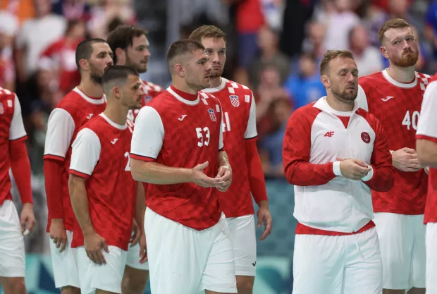 Pariz, 04.08.2024 - U posljednjem susretu 5. kola A skupine olimpijskog turnira rukometa&scaron;a, Hrvatska je izgubila od &Scaron;panjolske sa 31-32 (15-20) ostav&scaron;i bez plasmana u četvrtfinale. Na slici hrvatski rukometa&scaron;i tužni nakon utakmice.foto HINA/ Damir SENČAR/ ds