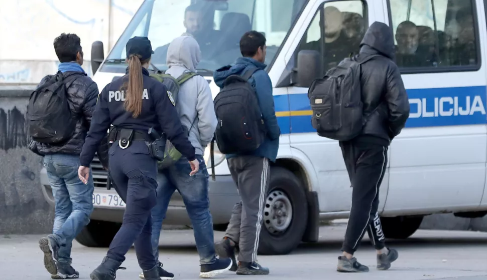 20.10.2022., Zagreb - Policajci prate skupinu ilegalnih migranata zatecenih na Trgu kralja Tomislava. Zadnjih dana primjecuje se pojacana aktivnost policije oko Glavnog kolodvora gdje se jos od pocetka ljeta okupljaju velike skupine migranata. Photo: Patrik Macek/PIXSELL