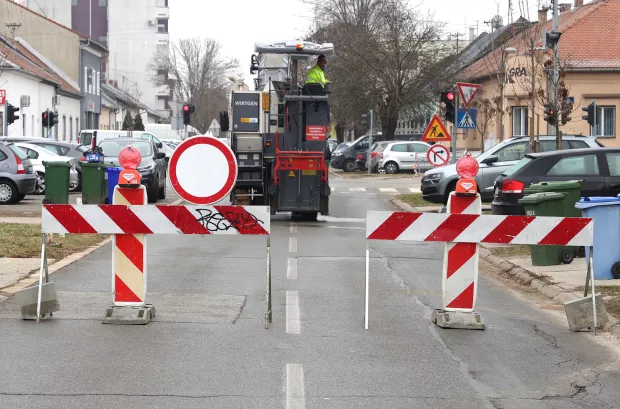 Osijek, 15. 01. 2025., Gundulićeva - Dubrovačka, križanje, radovi, zatvoreno za prometSNIMIO BRUNO JOBST