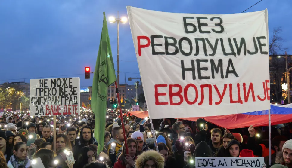 Beograd, 12.01.2025 - Tisu?e ljudi prosvjedovalo je u nedjelju ispred Ustavnog suda u Beogradu na poziv studenata koji ve? tjednima blokaraju fakultete nakon pada nadstre?nicde na ?eljezni?kom kolodvoru u Novom Sadu, zahtjevaju?i utvr?ivanje kaznene i politi?ke odgovornosti za tu nesre?u kojoj je poginulo 15, a te?ko ozlije?eno dvoje ljudi. foto HINA/ FoNet/ Milica Vu?kovi?/ ik