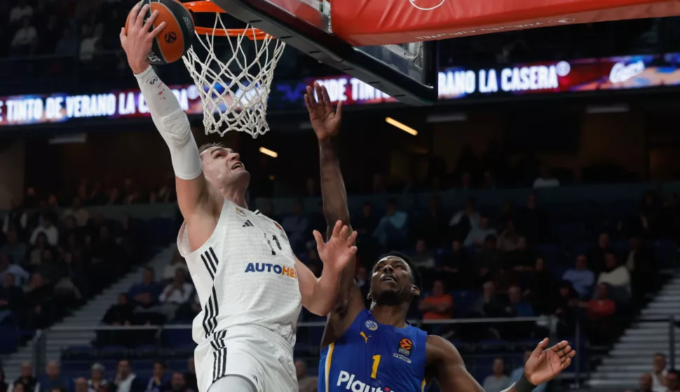 epa11824740 Real Madrid's Mario Hezonja (L) in action against Maccabi's Jaylen Hoard (R) during the Euroleague basketball match between Real Madrid and Maccabi Tel Aviv, in Madrid, Spain, 14 January 2025. EPA/JUANJO MARTIN