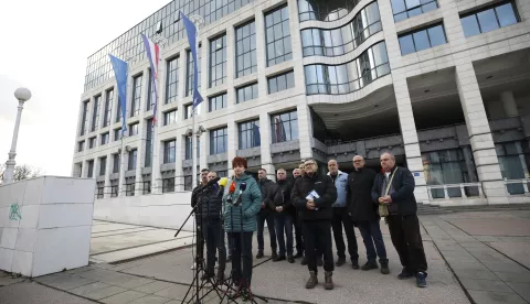 Zagreb, 08.01.2025.- Tri reprezentativna sindikata u INA-Grupi - Sindikat gospodarstva (SING), INAŠ-Sindikat naftne djelatnosti i Samostalni sindikat energetike, kemije i nemetala Hrvatske (EKN) održala su konferenciju za medije. Na fotografiji Jasna Pipunić, Zvonimir Mikloš. foto HINA/ Lana SLIVAR DOMINIĆ/ lsd