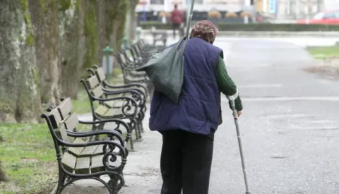 28.03.2014., Koprivnica - Umirovljenici su iskoristili lijepo vrijeme za odlazak na trznicu, u trgovinu, setnju ili neobavezna druzenja. Photo: Marijan Susenj/PIXSELL------kolor 3x nvoosti