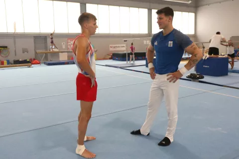 Osijek, 17. 07. 2024, Sokolski dom. Aurel Benovic, osjecki gimnasticar i Ilija Kovtun, ukrajinski gimnasticar koji ide na OI u Pariz.snimio GOJKO MITIĆ