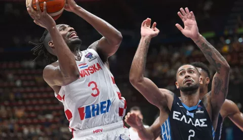 epa10155076 Croatia's Jaleen Devon Smith (L) goes for a basket against Greece's Tyler Dorsey during the FIBA EuroBasket 2022 group C stage match between Croatia and Greece at Assago Forum, near Milan, Italy, 02 September 2022. EPA/Daniel Dal Zennaro