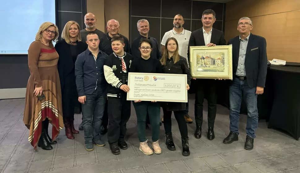 Primopredaja donacije Udruzi za Down sindromRotary klub Osijek