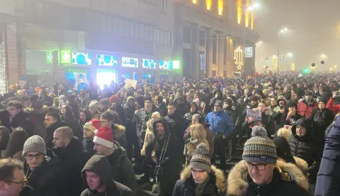 Beograd, 01.01.2025 - Tisuće građana, predvođenih studentima koji već cijeli mjesec sudjeluju u blokadi fakulteta u četiri sveučilišna centra u Srbiji - Beogradu, Nišu, Novom Sadu i Kragujevcu, ispratili su 2024. godinu petnaestominutnom šutnjom u spomen na 15 žrtava nesreće s novosadskog željezničkog kolodvora. Foto: HINA/FoNet/Marko Dragoslavić