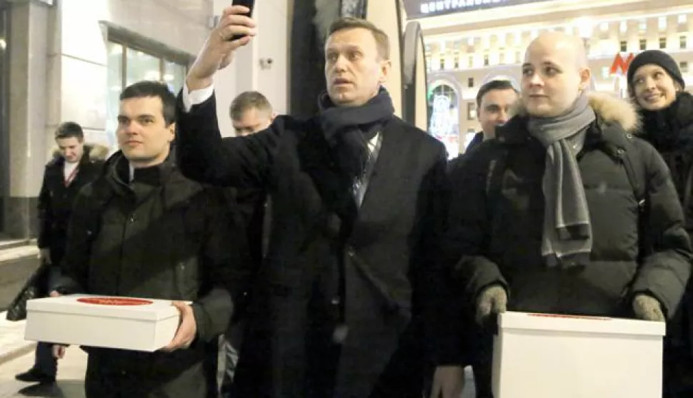 epa06404771 Russian opposition leader Alexei Navalny (C) and his supporters carrying boxes with documents for his registration as a presidential candidate arrive to the Russian Central Election Commission headquarters in Moscow, Russia, 24 December 2017. He submitted documents to the Central Election Commission (CEC) for his registration as a presidential candidate in upcoming 2018 presidential elections. Russian presidential elections are scheduled on 18 March 2018. EPA/MAXIM SHIPENKOV