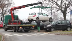 Osijek, 07. 01. 2025., UNIKOM, pauk, dizanje vozila, uklanjanje vozila, mjesto za invalide, parkirališno mjesto za invalide, nepropisno parkiranje, slobodnjak, slobodnjaciSNIMIO BRUNO JOBST