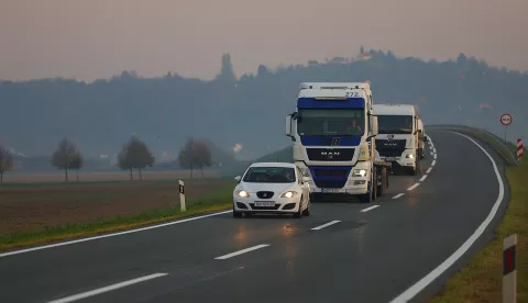 Nikada se još nije dogodilo da u jednoj godini neka od hrvatskih županija nema niti jednu poginulu osobe. No, prema riječima policijskog savjetnika iz Ravnateljstva policije, Službe prometne policije, Mirona Huljaka, na području Virovitičko-podravske županije u 2024. godini ni jedna osoba nije izgubila život u prometu. "Nikada se to nije dogodilo od kada su uspostavljene županije, to je prvi put, zato upućujem čestitke vrijednim djelatnicima Policijske uprave virovitičko-podravske, koji su prevencijom, edukacijom, sigurnosnim radom pridonijeli tome da nema ni jedne poginule osobe", kazao je Miron Huljak u emisiji Dobro jutro, Hrvatska u kojoj se govorilo o prometnoj statistici za 2024. godinu, u kojoj je bilo 12 posto manje poginulih nego godinu ranije.