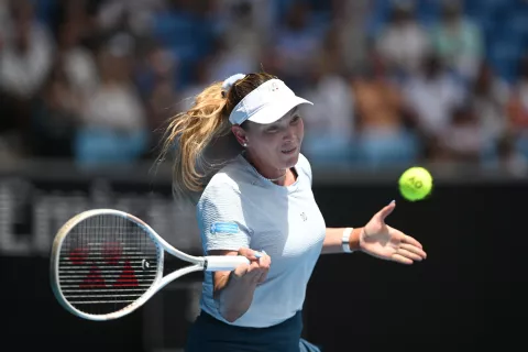 epa11829518 Donna Vekic of Croatia returns during her round three match against Diana Shnaider of Russia in the 2025 Australian Open tennis tournament in Melbourne, Australia, 17 January 2025. EPA/LUKAS COCH AUSTRALIA AND NEW ZEALAND OUT