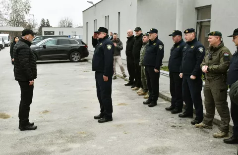 Slavonski Brod, 17.01.2025 - Ministar unutarnjih poslova Davor Bo?inovi? obi?ao je u petak policaju koja ?titi dr?avnu granicu s BiH i suzbija nezakonite migracije na podru?ju brodsko-posavske Policijske uprave te poru?io da se ?vrsto ?uva dr?avna granica, ali i vodi ra?una o ljudskim ?ivotima. foto HINA/ ik