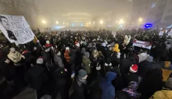 Beograd, 01.01.2025 - Tisuće građana, predvođenih studentima koji već cijeli mjesec sudjeluju u blokadi fakulteta u četiri sveučilišna centra u Srbiji - Beogradu, Nišu, Novom Sadu i Kragujevcu, ispratili su 2024. godinu petnaestominutnom šutnjom u spomen na 15 žrtava nesreće s novosadskog željezničkog kolodvora. Foto: HINA/FoNet/Marko Dragoslavić