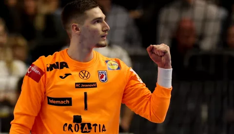 epa11102089 Croatia's goalkeeper Dominik Kuzmanovic reacts during the EHF Men's EURO 2024 Main round group 1 handball match between Germany and Croatia in Cologne, Germany, 24 January 2024. EPA/CHRISTOPHER NEUNDORF