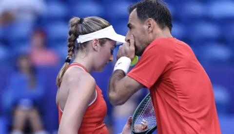 epa11795643 Lucija Ciric Bagaric (L) and Ivan Dodig of Croatia during their group stage doubles match against Felix Auger-Aliassime and Leylah Fernandez of Canada (not pictured) during the 2025 United Cup at RAC Arena in Perth, Australia, 28 December 2024. The 2025 United Cup tennis tournament runs from 27 December 2024 until 05 January 2025 at two venues in Perth and Sydney. EPA/RICHARD WAINWRIGHT AUSTRALIA AND NEW ZEALAND OUT