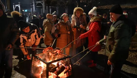 Na vatri su cvrčale kobasice i slanina