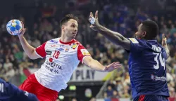 epa11087895 Croatia's Igor Karacic (L) in action against France's Karl Konan (R) during the EHF Men's EURO 2024 Main round group 1 handball match between France and Croatia in Cologne, Germany, 18 January 2024. EPA/CHRISTOPHER NEUNDORF