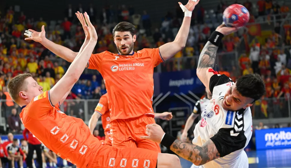 epaselect epa11831710 Aleksandar Petkovski (R) of Northern Macedonia throws the ball past Niels Versteijnen (L) of the Netherlands as Robin Schoenaker (C) of the Netherlands looks on during the IHF World Men's Handball Championship preliminary round handball match between the Netherlands and Northern Macedonia in Varazdin, Croatia, 17 January 2025. EPA/Tibor Illyes HUNGARY OUT