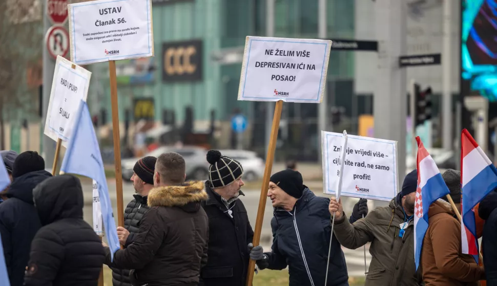 Zagreb, 18.1.2025 - Nezavisni sindikat radnika Hrvatske (NSRH) organizirao je prosvjed za solidarnost svih radnika, bez obzira na članstvo u sindikatu. Cilj prosvjeda je, kažu, poslati poruku poslodavcu o potrebi hitnog djelovanja kako bi se ispravile sustavne nepravilnosti - hitno povećanje plaća, poboljšanje uvjeta rada i uvažavanje zahtjeva radnika INA Grupe.Foto Hina/ Dario GRZELJ/ dag