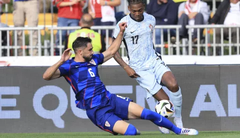 epa11398366 Portugal player Rafael Leao (R) in action against Josip Sutalo of Croatia during the international friendly soccer match Portugal vs Croatia, in Oeiras, Portugal, 08 June 2024. EPA/ANTONIO COTRIM