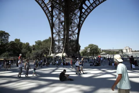 epa06923551 Tourists wait on the bottom of the Eiffel Tower in Paris, France, 02 August 2018. Eiffel tower employees went on strike to protest against new access policies. EPA/YOAN VALAT