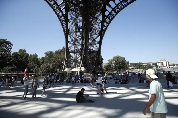 epa06923551 Tourists wait on the bottom of the Eiffel Tower in Paris, France, 02 August 2018. Eiffel tower employees went on strike to protest against new access policies. EPA/YOAN VALAT