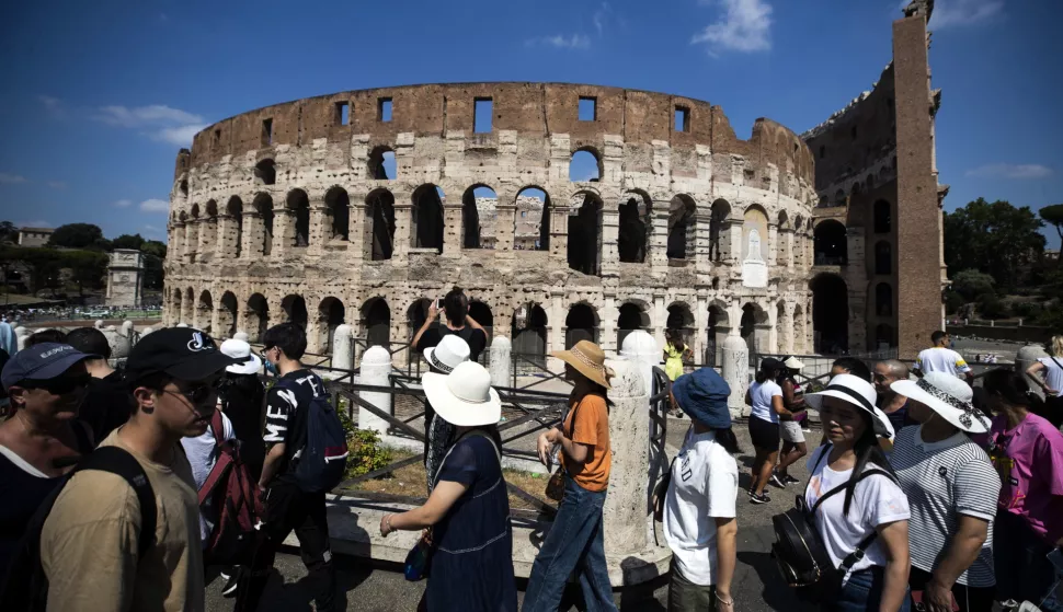 epa10802756 Tourists visit the Colosseum Archaeological Park and the Imperial Forums, in Rome, Italy, 16 August 2023. EPA/ANGELO CARCONI