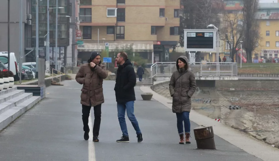 Osijek, 18. 01. 2025, Zimska, maglovita i hladna subota u gradu. Tržnica na Gajevom trgu, Zimska luka, Kapucinska i Trg slobode. Rijetki šetači na Promenadi.snimio GOJKO MITIĆ