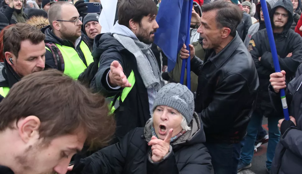 Novi Sad/ Beograd, 17.11.2024 - ?estosatni prosvjed u Novom Sadu kojim je u nedjelju ponovno zatra?ena odgovnost za pogibuju 14 osoba u padu nadstre?nice 1. studenoga na ?eljezni?kom kolodvosu, zavr?en je u nedjelju nave?er, u danu kad je umrla i petnaesta ?rtva te nesre?e. foto HINA/ FoNet/ zoran MR?A/ ik