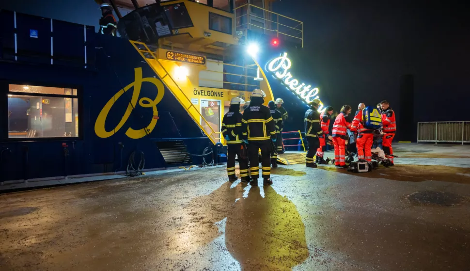 20 January 2025, Hamburg: Emergency services work on the damaged ferry moored at the Dockland jetty. A barge collided with a ferry on the Elbe, injuring several people. The transport ship, a so-called barge, had broken loose. Photo: Jonas Walzberg/dpa Photo: Jonas Walzberg/DPA