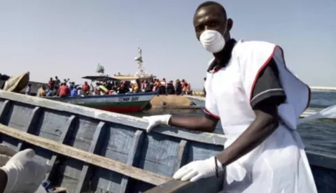 epa07037517 A handout photo made available by the Tanzania Red Cross shows Red Cross volunteers during rescue operation near Ukerewe island in Lake Victoria, Tanzania, 21 September 2018. Reports say the death toll has risen to 136 after MV Nyerere, a passenger ferry, capsized in Lake Victria on 20 September. EPA/TANZANIA RED CROSS/HANDOUT HANDOUT EDITORIAL USE ONLY/NO SALES