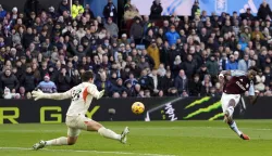 epa11788415 Jhon Duran of Aston Villa (R) and Manchester City goalkeeper Stefan Ortega in action during the English Premier League soccer match between Aston Villa and Manchester City, in Birmingham, Britain, 21 December 2024. EPA/TIM KEETON