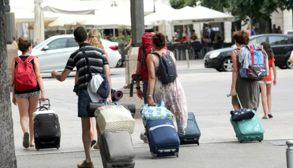 30.07.2017., Rijeka - Turisti s prtljagom po gradu. Photo: Goran Kovacic/PIXSELL------2 stupcanovosti