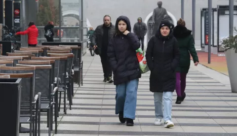 Osijek, 18. 01. 2025, Zimska, maglovita i hladna subota u gradu. Tržnica na Gajevom trgu, Zimska luka, Kapucinska i Trg slobode. Malobrojni šetači na Trgu slobode i prazne terase kafića.snimio GOJKO MITIĆ